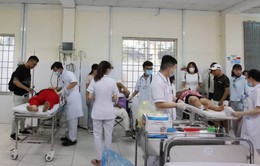 Tích cực cứu chữa các nạn nhân bị thương trong vụ xe khách lật tại Khánh Hòa