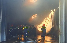 Cháy lớn thiêu rụi kho hàng và 2 nhà dân, thiệt hại hàng tỷ đồng
