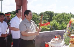 Thủ tướng viếng nghĩa trang liệt sĩ, thăm gia đình chính sách tại Thừa Thiên Huế và Quảng Trị