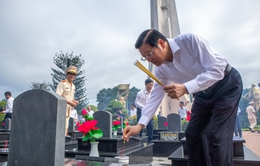 Trưởng Ban Nội chính Trung ương Phan Đình Trạc dâng hương tưởng niệm các Anh hùng Liệt sỹ tại Đắk Lắk