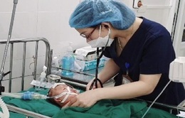 Bác sĩ thuyết phục gia đình cho mổ cứu bé sơ sinh bị xuất huyết não nguy kịch