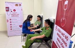 Nhân viên y tế và chiến sĩ công an hiến máu cứu bệnh nhân qua cơn nguy kịch
