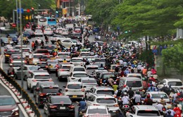 Sau mưa lớn, nhiều tuyến phố tại Hà Nội tắc nghẽn giờ tan tầm