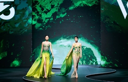 Á hậu 1 Miss World Vietnam 2023 catwalk cùng chị gái