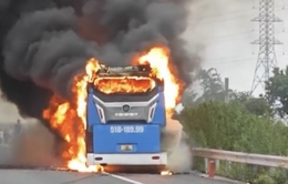 Xe khách bốc cháy ngùn ngụt trên cao tốc Phan Thiết - Dầu Giây