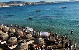 Người Hy Lạp phản đối mở rộng các dịch vụ cho thuê giường tắm nắng đắt tiền