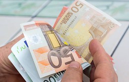 Châu Âu thúc ngân hàng tăng lãi suất tiền gửi