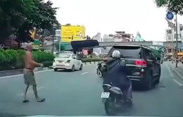 Người đàn ông phi dao xuyên thủng kính ô tô trên đường phố Hà Nội