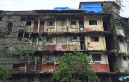 Bám trụ nhà cũ nát vì vị trí đắc địa ở Ấn Độ