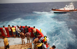 2 người thiệt mạng, hơn 30 người mất tích sau vụ đắm tàu di cư ngoài khơi Lampedusa (Italy)