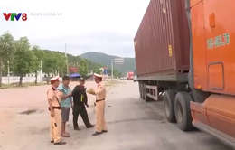 Cảnh sát giao thông Nghệ An tổng kiểm soát, xử lý các vi phạm liên quan đến xe container và xe vận chuyển hành khách