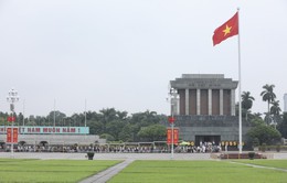 Khoảng 30.000 người vào lăng viếng Chủ tịch Hồ Chí Minh