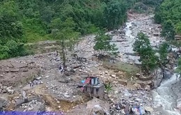 Tìm kiếm nạn nhân mất tích do lũ quét ở Lào Cai