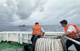 Vùng 4 Hải quân cứu hộ tàu cá gặp nạn trên biển Trường Sa