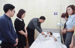 Thăm hỏi học sinh, giáo viên gặp nạn trong vụ cháy chung cư tại Hà Nội