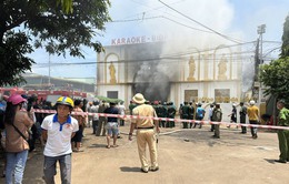Cháy quán karaoke ở Đắk Lắk, cột khói cao hàng chục mét