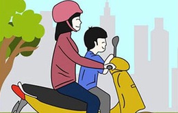 Cảnh báo nguy hiểm khi để trẻ ngồi trước người điều khiển xe máy