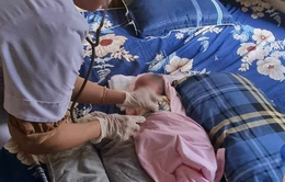 Hà Tĩnh: Bé gái 7 ngày tuổi bị bỏ rơi trước cửa nhà dân