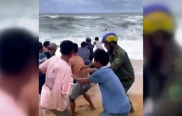 Hà Tĩnh cứu sống 3 ngư dân bị lật thuyền trên biển