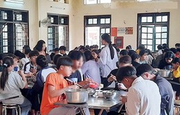 Bắt khẩn cấp nghi phạm bỏ chất độc vào thức ăn của học sinh ở Sơn La