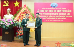 Trao tặng Huy hiệu 50 năm tuổi Đảng cho Đại tướng Ngô Xuân Lịch