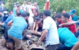 Nghệ An: Giải cứu 2 cô giáo bị sạt lở đất vùi lấp trên đường đi dạy về