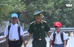 Bộ đội Biên phòng Quảng Bình giúp trẻ mồ côi đến trường