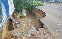 Khắc phục sự cố đường sụt lún sau mưa lớn tại Bình Định