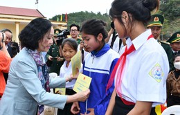 Thường trực Ban Bí thư trao tặng quà Tết cho đồng bào biên giới tỉnh Quảng Bình