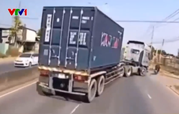 Xe container bất ngờ chuyển hướng, ép người đi xe máy ngã nhào