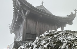 Băng tuyết phủ trên đỉnh Yên Tử khi nhiệt độ xuống 0 độ C