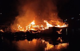 Cháy rụi 3 tàu gỗ đang neo đậu trên sông Ka Long