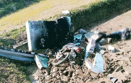 Xe máy bốc cháy sau khi đâm đổ cổng bê tông, một người tử vong