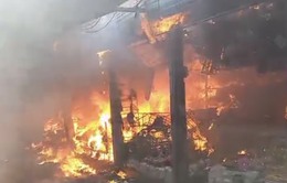 Hòa Bình: Cháy chợ huyện, gần 40 ki-ốt hàng bị thiêu rụi