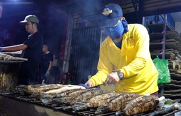 "Phố cá lóc nướng" ở TP Hồ Chí Minh rực lửa xuyên đêm ngày vía Thần Tài