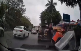 Hà Nội: Tài xế ô tô hành hung nhân viên giao hàng trên phố