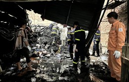 Hà Nội: Kịp dập tắt đám cháy kho chứa quần áo ở cạnh chợ