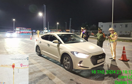 Ghi hình xử phạt tài xế vượt ẩu trên cao tốc Cam Lộ - La Sơn