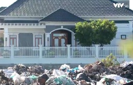 Dân khổ sở vì mùi hôi thối và ruồi "tấn công" từ bãi trung chuyển rác