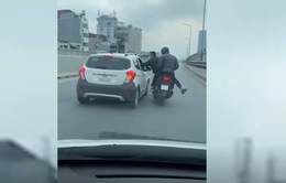Hai thanh niên đi xe máy lên đường trên cao, đánh người đi ô tô