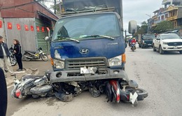 Hà Nội: Ô tô đâm liên hoàn 4 xe máy khiến 1 người tử vong