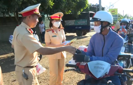 Cảnh sát giao thông Đắk Lắk hỗ trợ người dân về quê đón Tết