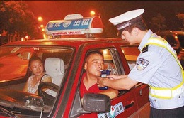 Trung Quốc xử lý nghiêm lái xe uống rượu, bia