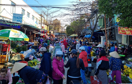 Nhộn nhịp chợ truyền thống Hà Nội ngày 30 Tết