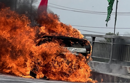Ô tô bất ngờ bốc cháy trên quốc lộ