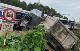 Đường sắt Bắc Nam tê liệt hơn 3 giờ sau vụ tai nạn giữa tàu hỏa với xe đầu kéo