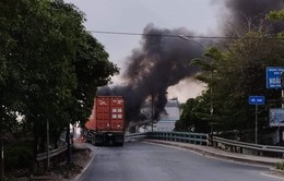 Xe container bất ngờ bốc cháy giữa cầu, giao thông ùn tắc nghiêm trọng