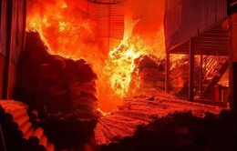 Vĩnh Phúc: Xưởng nhựa bất ngờ bùng cháy dữ dội