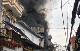 Hà Nội: Cháy hai ngôi nhà tại quận Hà Đông, khói đen bốc cao hàng chục mét