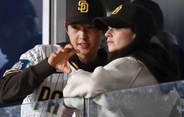 Vợ chồng Song Joong Ki đi xem bóng chày ở Seoul